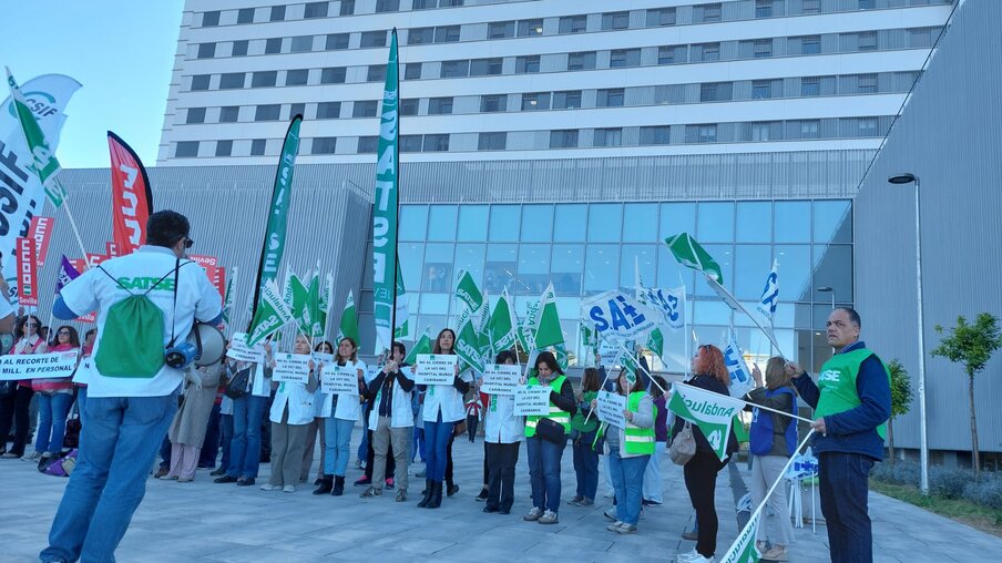 Concentración a las puertas del Hospital Muñoz Cariñanos tras el cierre de la UCI.